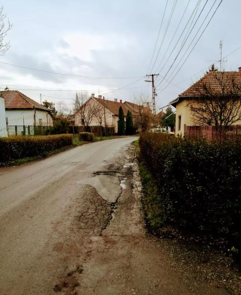 Új fiú költözött az utcába borító