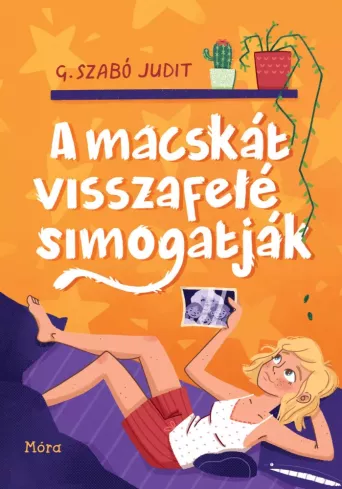 A macskát visszafelé simogatják borító