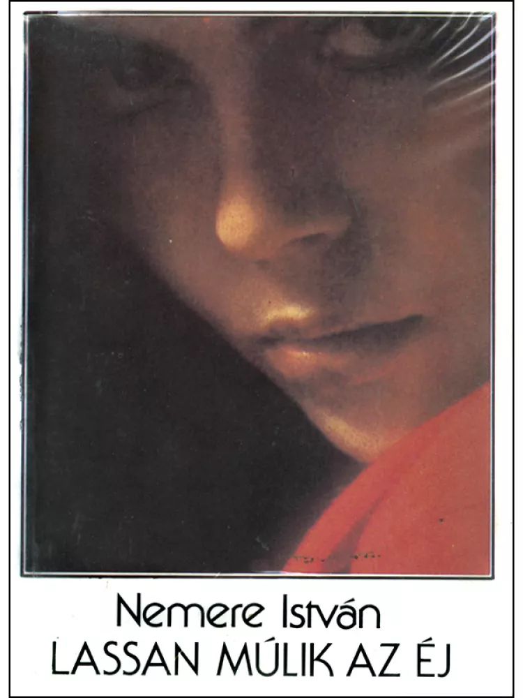 Lassan múlik az éj borító