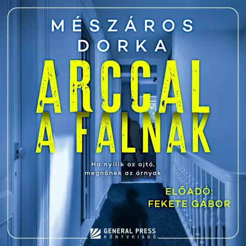 Arccal a falnak borító