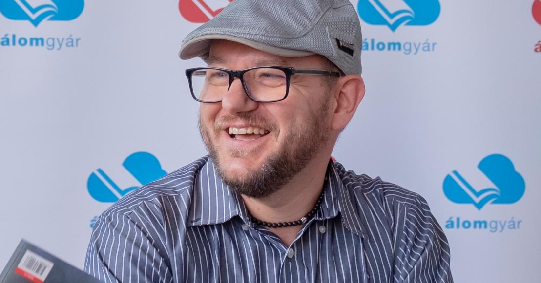 "Az alkotó embert az olvasók teszik íróvá" - interjú John Cure íróval